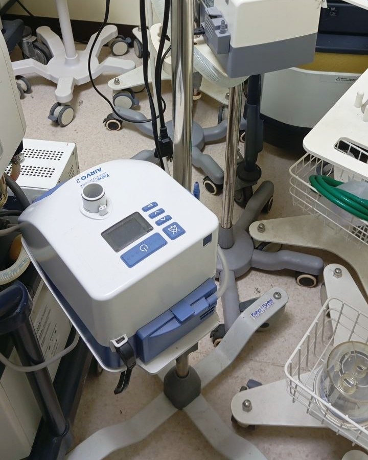 Fisher & Paykel AIRVO 2 humidifier on its equipment cart in a clinical room.