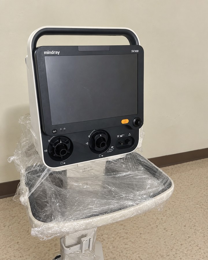 Mindray SV300 ventilator on its cart, seen from the front.